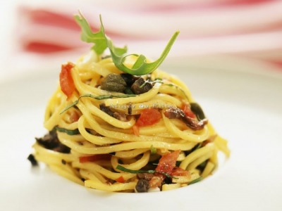 Ensalada de pasta con tomates frescos y salsa bals�mica