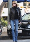 Melanie Griffith sale a comer con un amigo