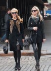Copia el look de Paris y Nicky Hilton para un estiloso día de rebajas