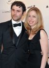 Chelsea Clinton y su marido, ajenos a los rumores de crisis