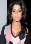 Amy Winehouse, con mejor aspecto, presume de escote