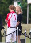 Harry y Charlize Theron charlan amigablemente