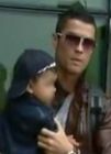 Cristiano Ronaldo con su hijo en brazos