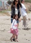 Katie Holmes y Suri en tacones por la playa