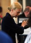 Charlize Theron �pillada sin maquillaje!