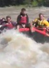 Shakira y Gerard Piqu� caen al agua, juntos, haciendo rafting