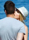 Adriana Abenia se consuela, mediante apasionados besos, del despido de S�lvame