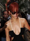 Rihanna y su escote de infarto... �les vuelve locos!