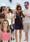 La familia de Do�a Letizia Ortiz se lleva una botella de vino de un restaurante