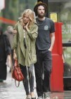 Sienna Miller con su novio, Tom Sturridge, en Londres