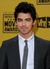 Joe Jonas olvida a Demi Lovato en la cama... �con una francesa!