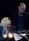 Lady Gaga protagoniza un t�rrido beso con Sting