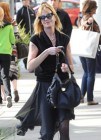 Melanie Griffith, muy delgada, de negro