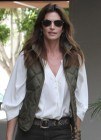El look de Cindy Crawford para ir de compras