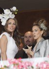 Sarah Jessica Parker, sujetavelas de Liz Hurley y Shane Warne