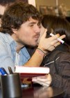 Dani Mart�n muy cari�oso con sus fans en la promoci�n de su libro