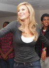 Stacy Keibler se mantiene en forma a ritmo de videojuego