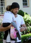 Gabriel Aubry cuida de la peque�a Nahla tras el anuncio de boda de Halle Berry con Olivier Mart�nez