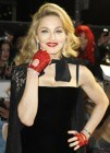 Madonna no asume su edad y usa mitones para ocultar las manos