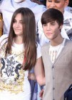 Los hijos de Michael Jackson inmortalizan sus huellas junto a Justin Bieber