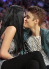 Justin Bieber y Selena G�mez, besos en el baloncesto