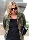 Kate Moss se apunta al look militar