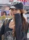 Vanessa Hudgens sin maquillaje y con look casual