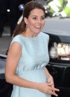 Kate Middleton embarazada, presume de elegancia con vestido premam�