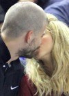 Shakira y Gerard Piqu� comparten besos apasionados en la Euroliga 2013