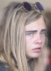 Cara Delevingne sin maquillaje y con cara de cansada en el aeropuerto