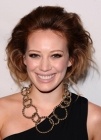 Hilary Duff estrena look en la fiesta Lucky