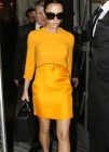 Victoria Beckham apuesta por el naranja