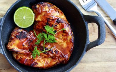Pechuga de pollo con salsa de tomate y olivas