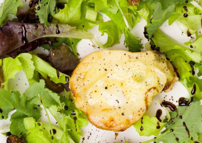 Ensalada verde con pera al aliño de chocolate