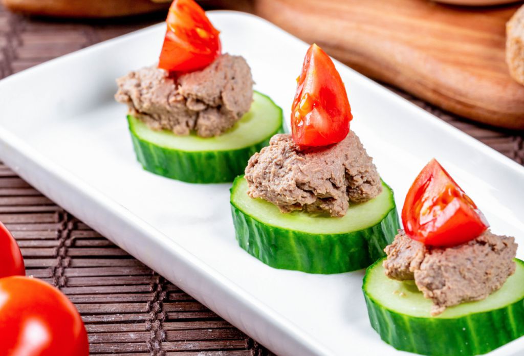 Canapés de pepino con paté de aceitunas