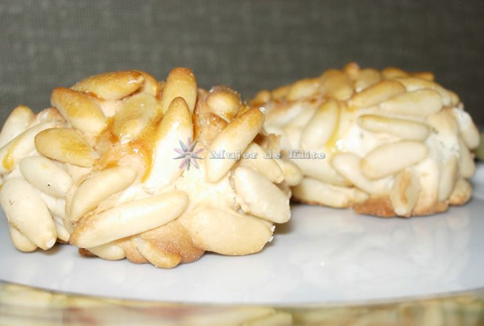 Pastas de almendra con piñones empiñonadas