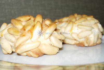 Pastas de almendra con piñones empiñonadas
