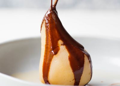 Peras con chocolate caliente microondas