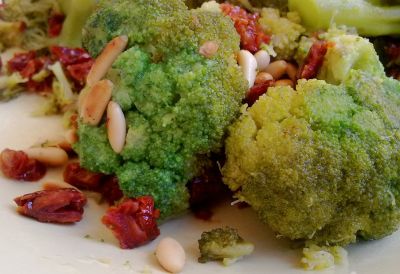 Brócoli salteado con ajo y piñones