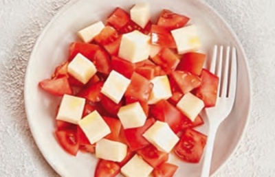 Ensalada de tomates y queso manchego
