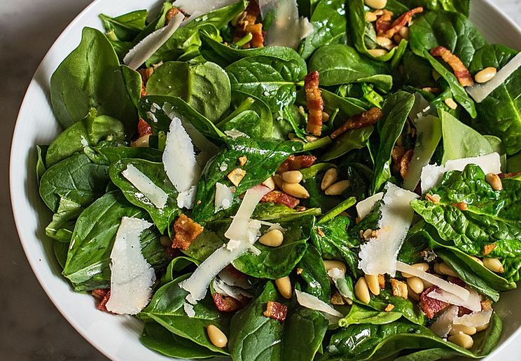 Ensalada templada de espinacas con vinagreta de piñones