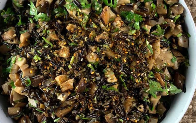 Ensalada de berenjenas y arroz salvaje