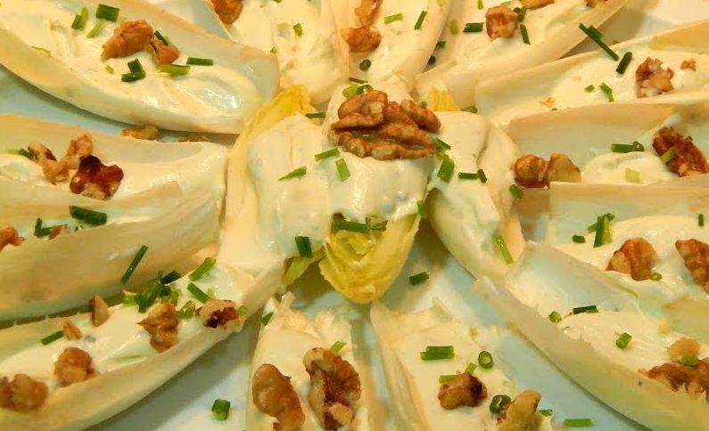 Endibias y espárragos al roquefort