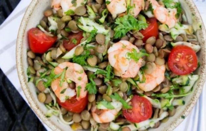 Ensalada fría de lentejas con langostinos