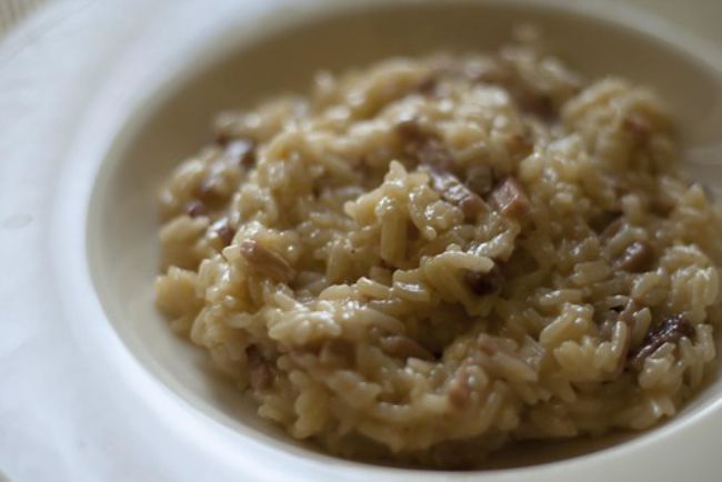 Salteado de arroz con pasas y piñones