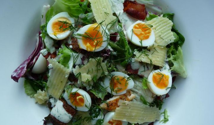 Ensalada variada con huevos de codorniz
