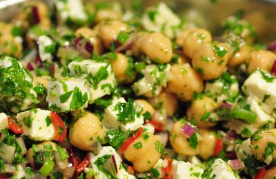 Ensalada de garbanzos con queso