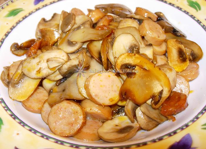 Champiñones con salchichas y chorizo picante