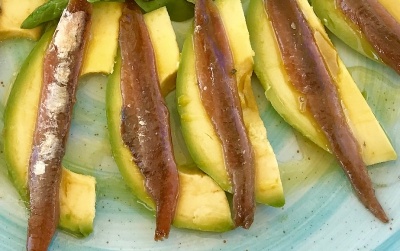 Aguacates con anchoas