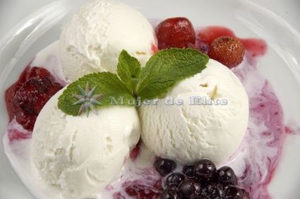 Helado de mascarpone con salsa de frambuesas